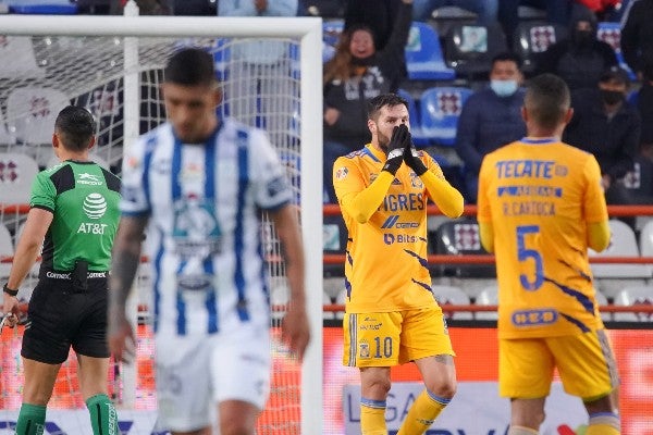 Gignac reacciona durante partido vs Pachuca