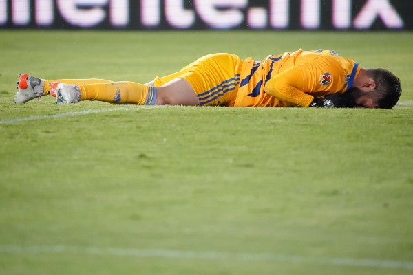 Gignac reacciona durante partido ante Pachuca