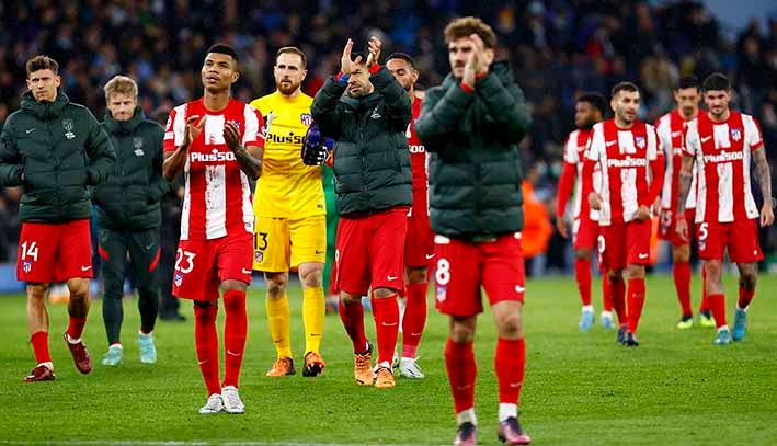 Jugadores del Atleti aplaudiendo tras terminar partido 