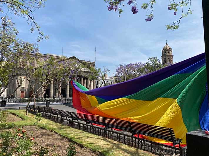 Bandera del LGTB+, afuera del Legislativo de Jalisco 