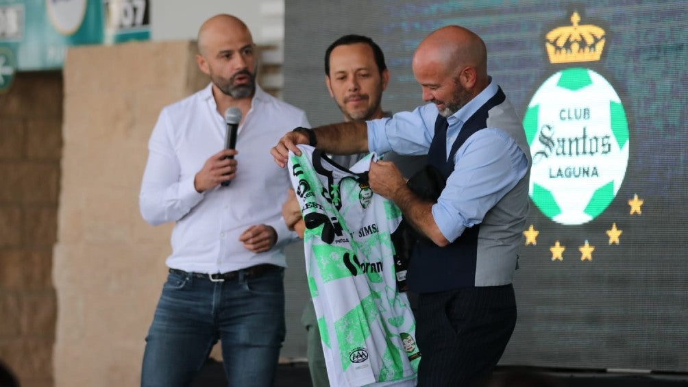 Luis García recibiendo playera de Santos Laguna