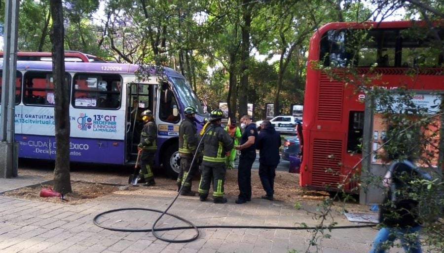 Personal de rescate en el choque