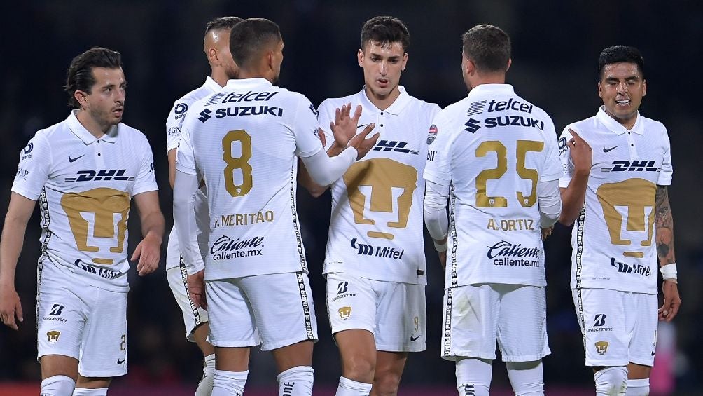 Jugadores de Pumas festejando gol ante Cruz Azul en Concachampions