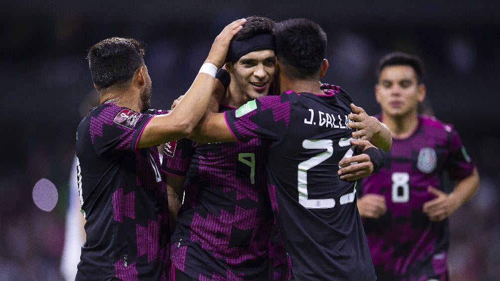 Raúl Jiménez festejando gol con la Selección Mexicana en el Azteca