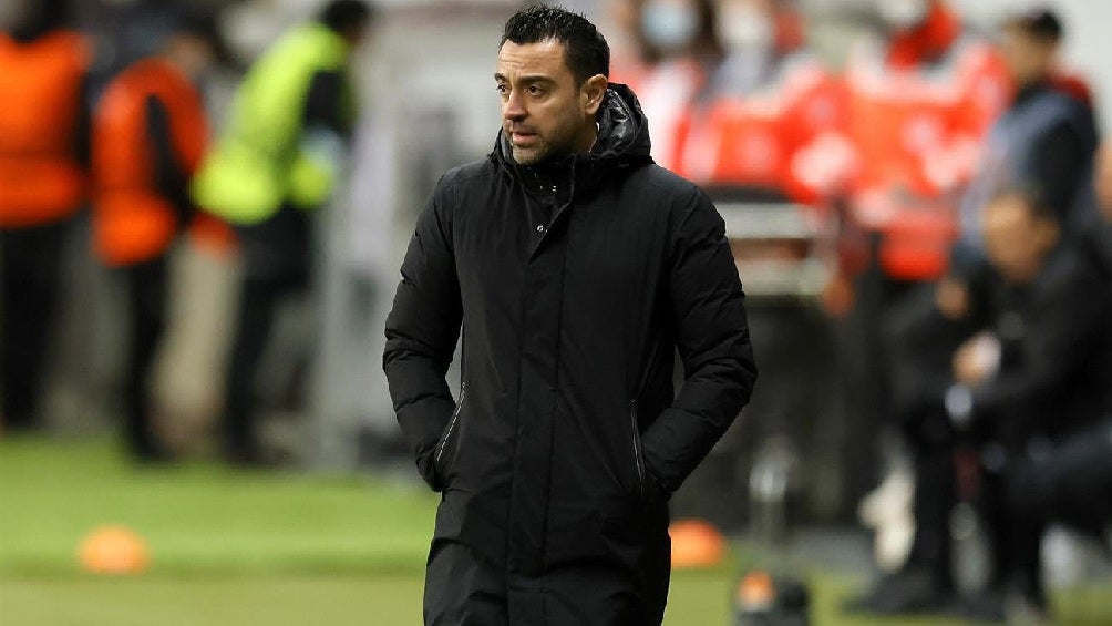 Xavi Hernández dirigiendo al Barcelona en partido ante Eintracht Frankfurt