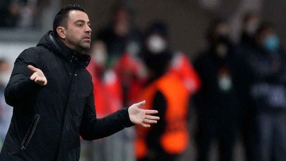 Xavi Hernández dirigiendo al Barcelona en partido ante Eintracht Frankfurt