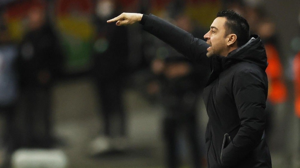 Xavi Hernández dirigiendo al Barcelona en partido ante Eintracht Frankfurt