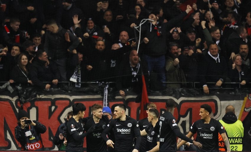 Futbolistas del Frankfurt celebrando un gol