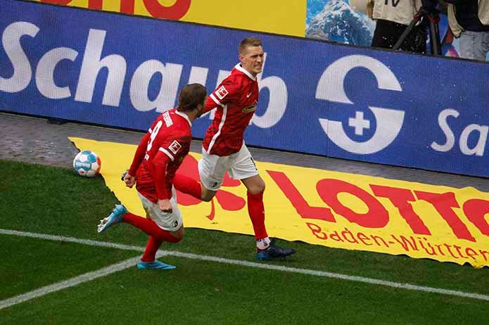 Jugadores del Friburgo celebrando un gol 