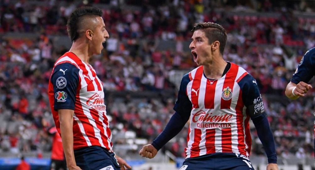 Jugadores de Chivas festejando un gol