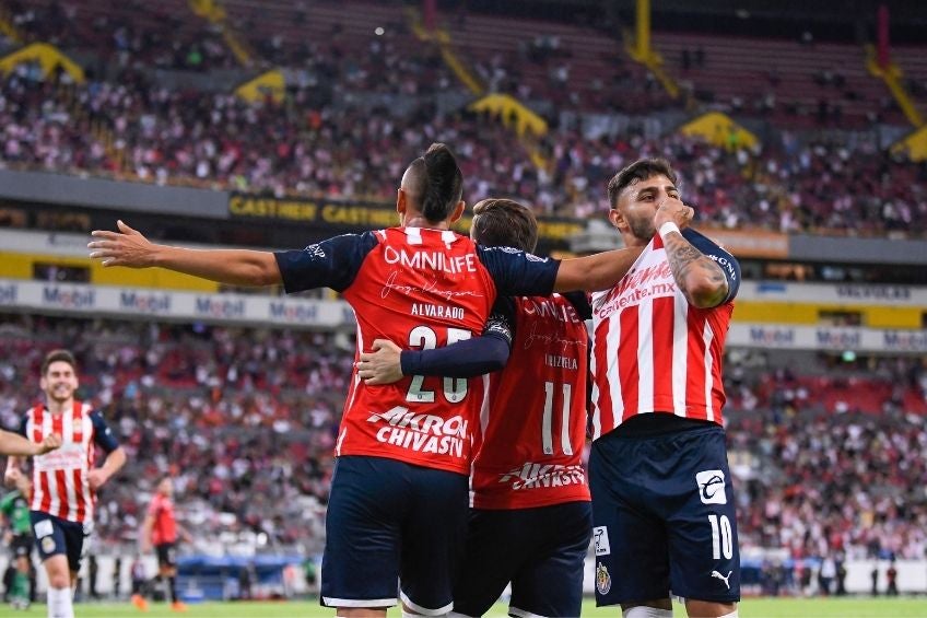 Jugadores de Chivas festejando un gol