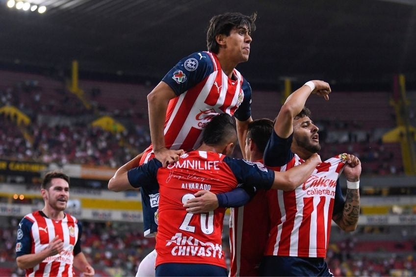 Jugadores de Chivas festejando un gol