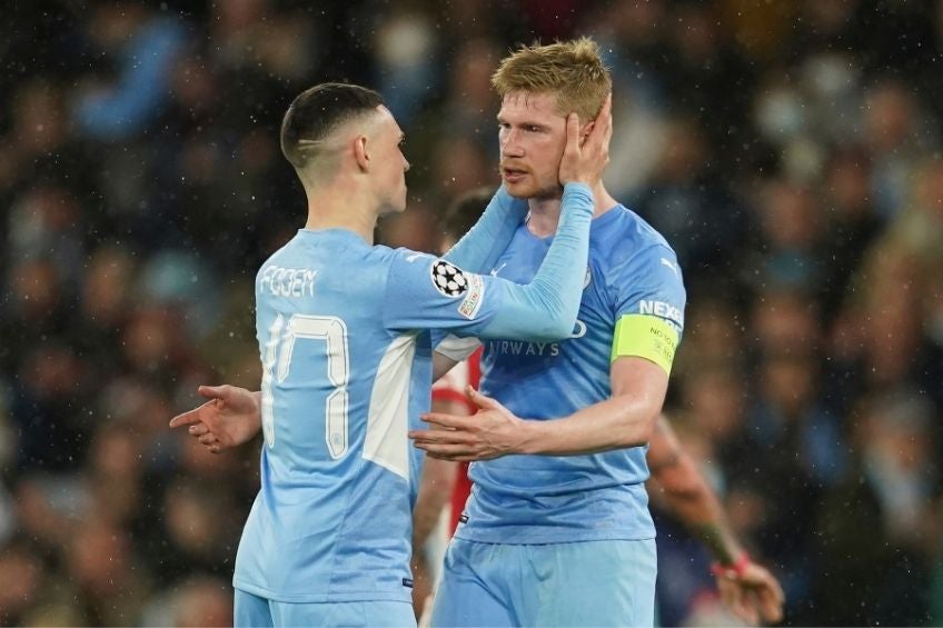 Kevin De Bruyne festejando un gol junto a Foden