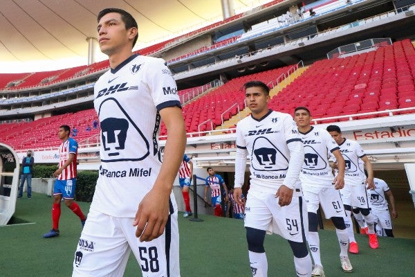 Bryan Lozano en el Estadio Akron previo a partido