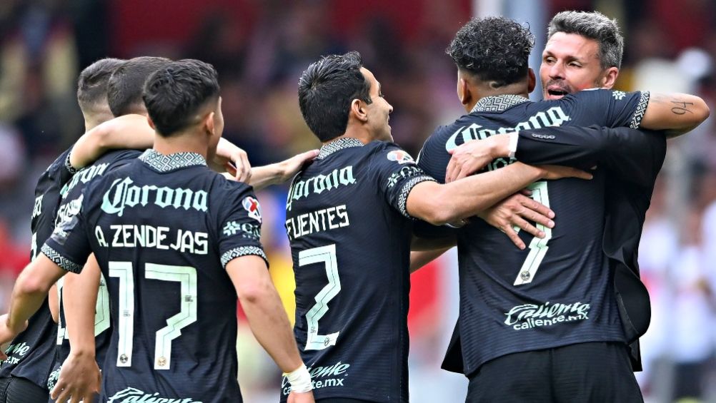 Futbolistas del América festejando un gol con Fernando Ortiz