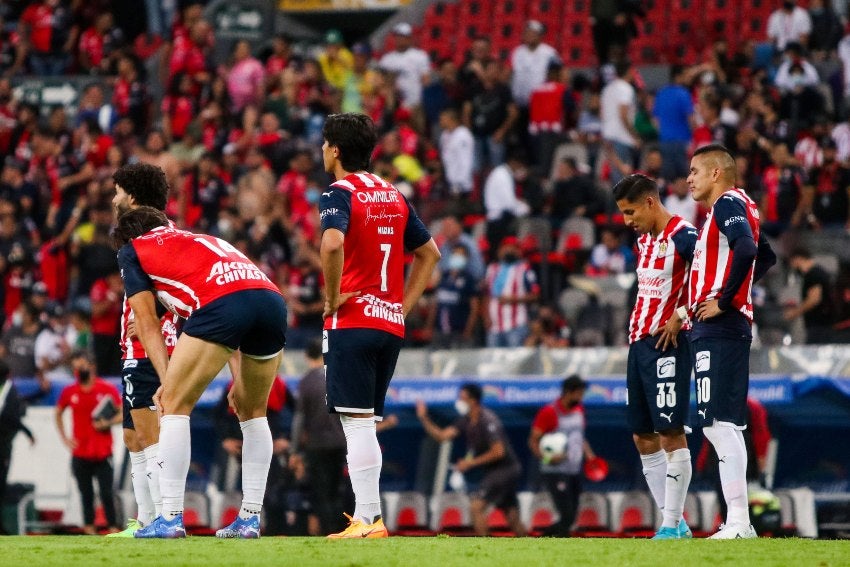 Jugadores de Chivas después del juego ante Atlas