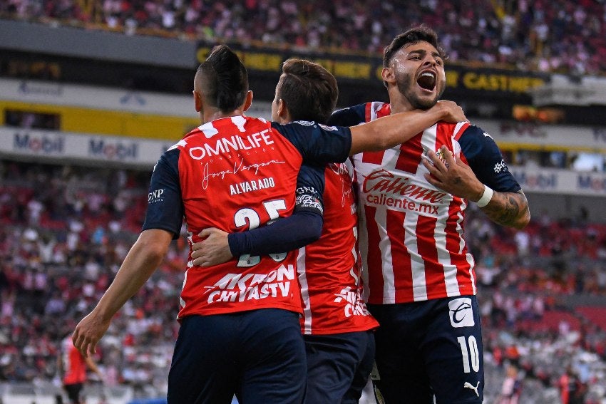 Jugadores de Chivas tras anotar un gol