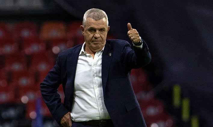 Javier Aguirre dirigiendo en un partido