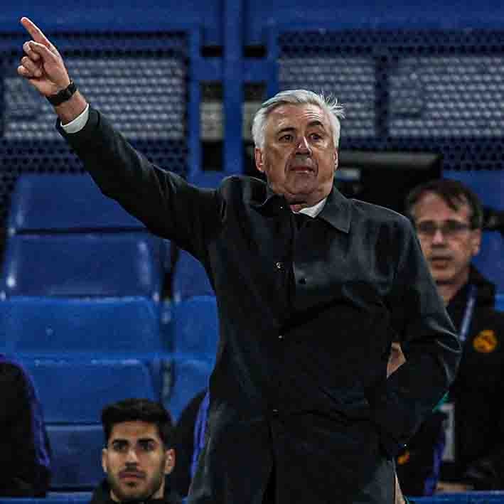 Carlo Ancelotti dirigiendo al Madrid contra Chelsea