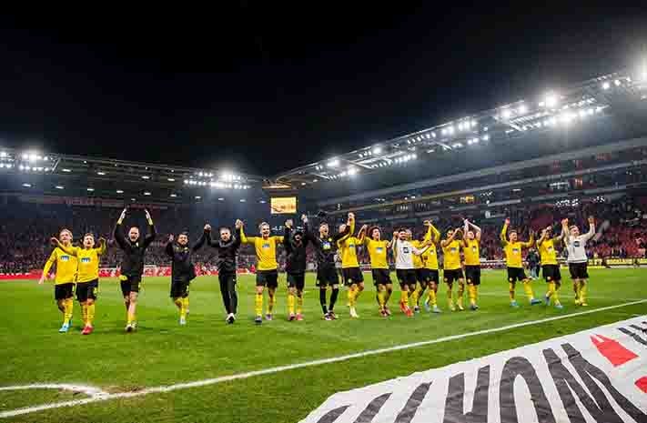 Jugadores del Borussia Dortmund agradeciendo a sus aficionados 