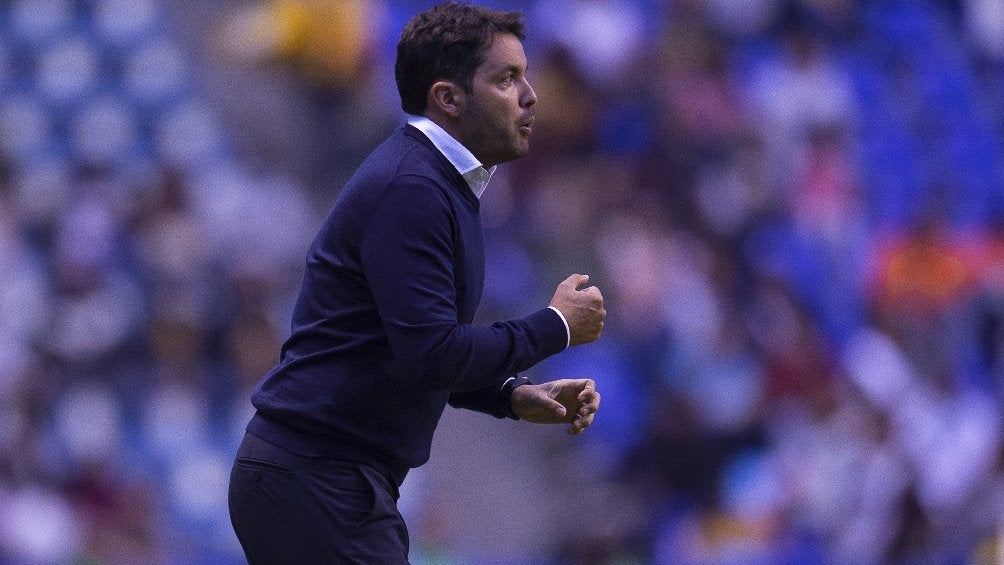 Nicolás Larcamón dirigiendo al Puebla en partido frente a Pumas