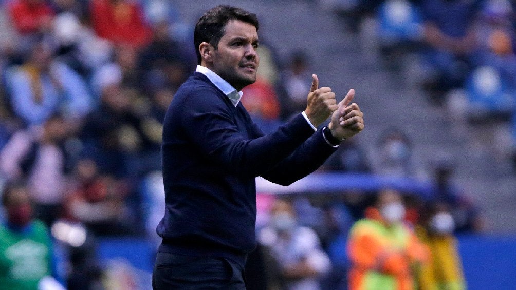 Nicolás Larcamón dirigiendo al Puebla en partido frente a Pumas