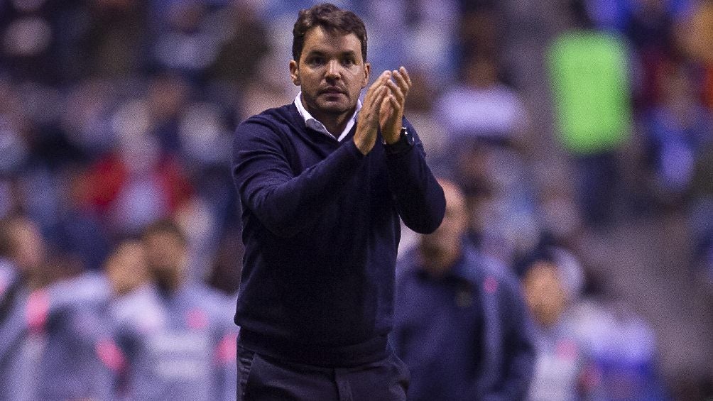 Nicolás Larcamón dirigiendo al Puebla en partido frente a Pumas