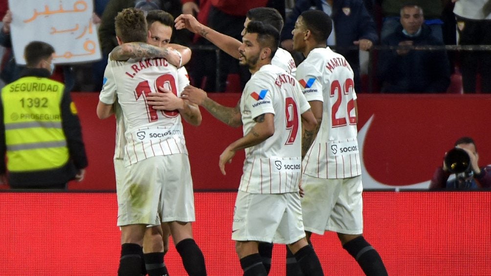 Jugadores del Sevilla festejando anotación ante Granada en LaLiga