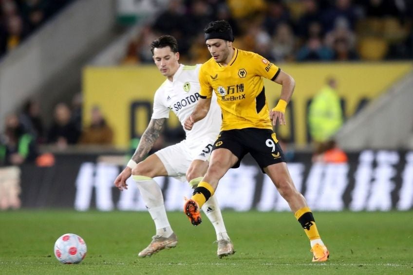 Raúl Jiménez en acción ante el Leeds