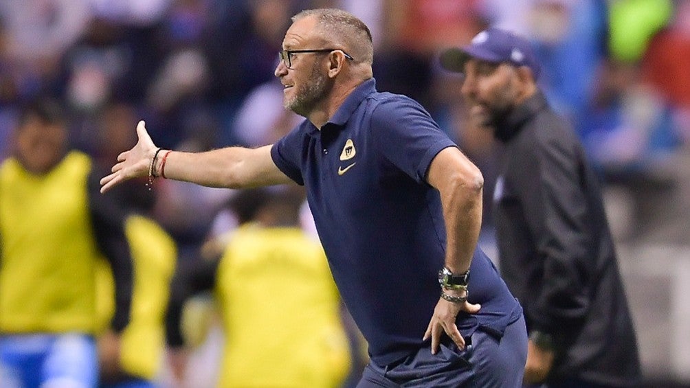 Andrés Lillini dirigiendo a Pumas en partido frente a Puebla