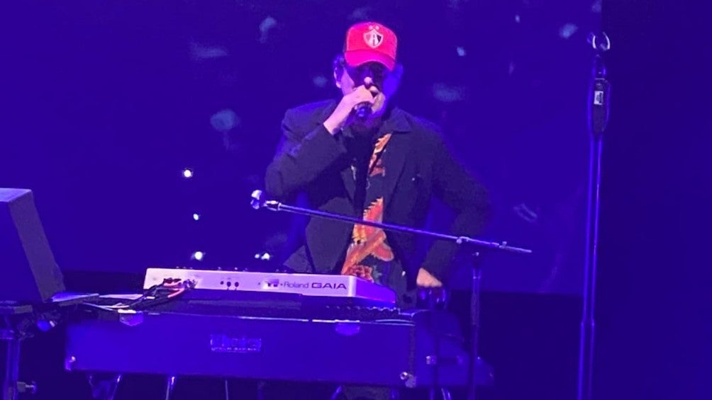 Atlas: Andrés Calamaro portó gorra de los rojinegros en concierto