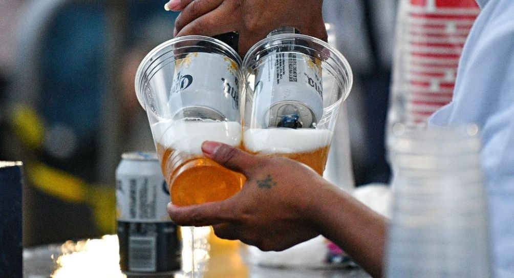 Vasos de cerveza en el Estadio Azteca