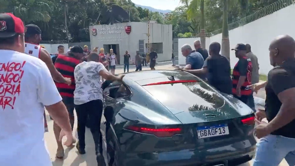 Aficionados de Flamengo enfrentaron a jugadores 