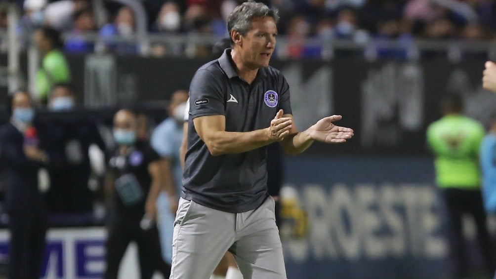 Gabriel Caballero dirigiendo a Mazatlán en partido ante Cruz Azul