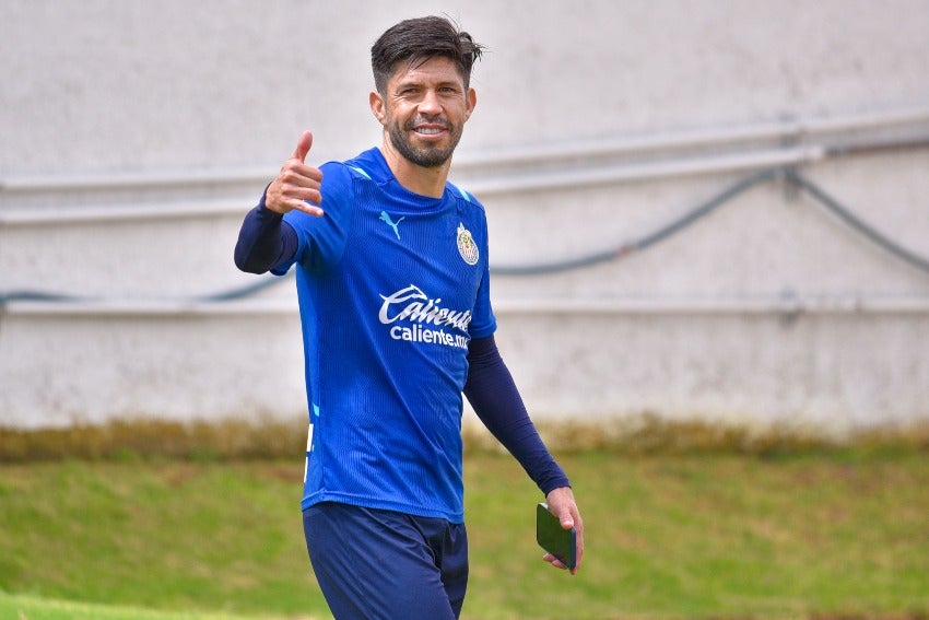 Oribe Peralta en un entrenamiento con las Chivas