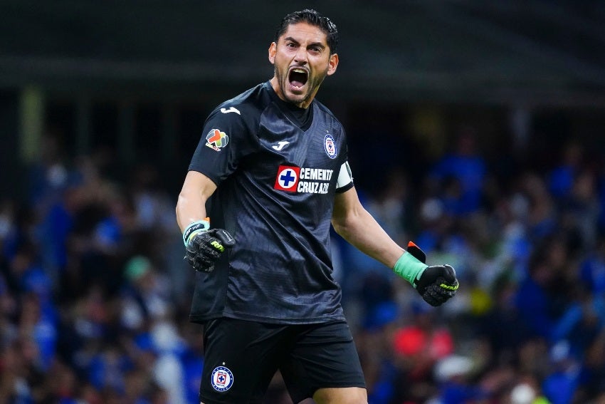 Jesús Corona en un partido de Cruz Azul