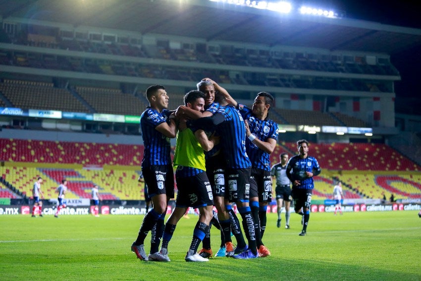 Jugadores del Querétaro festejando un gol a favor