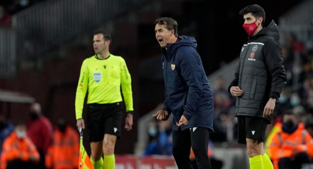 Julen Lopetegui dirigiendo al Sevilla