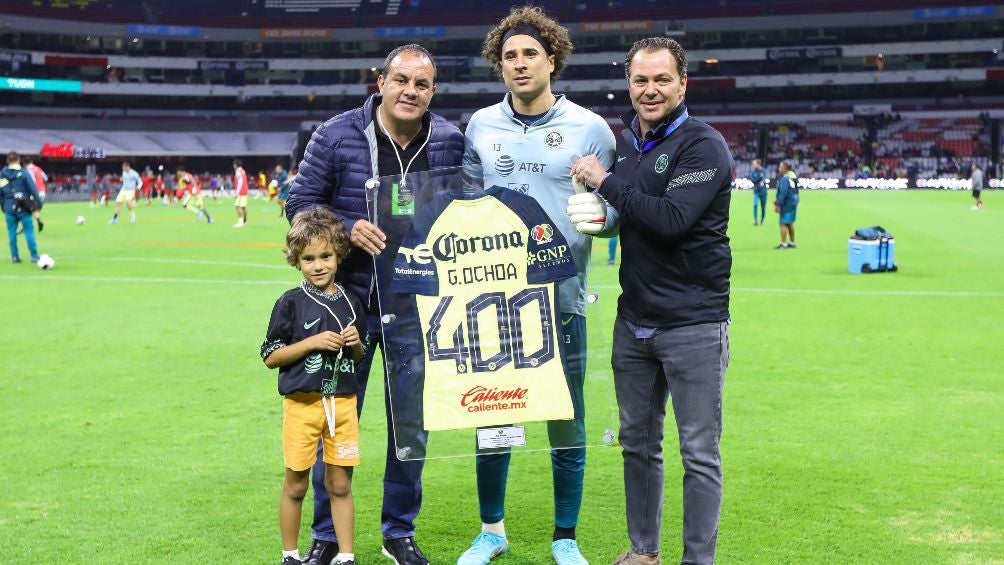 Guillermo Ochoa posó junto al 'Cuau' y Santiago Baños