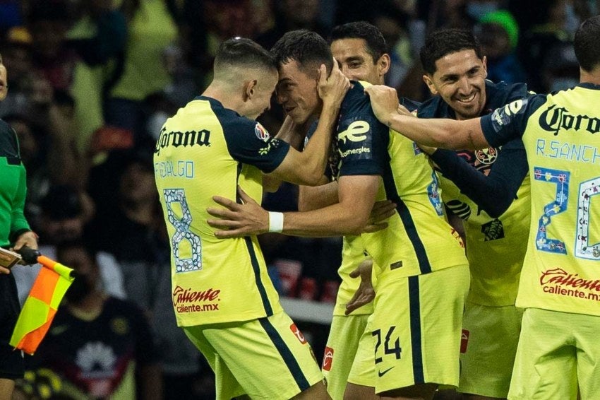 Viñas y Fidalgo festejando un gol a favor del América