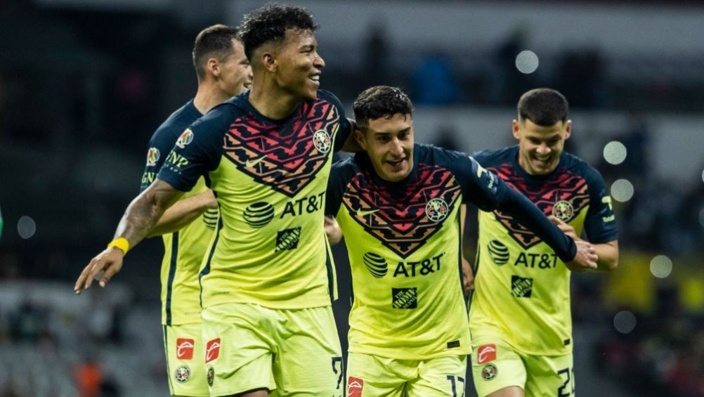 Zendejas y Martínez festejando un gol a favor del América