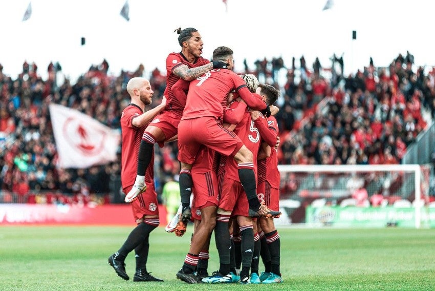 Titán celebrando un gol con el Toronto 