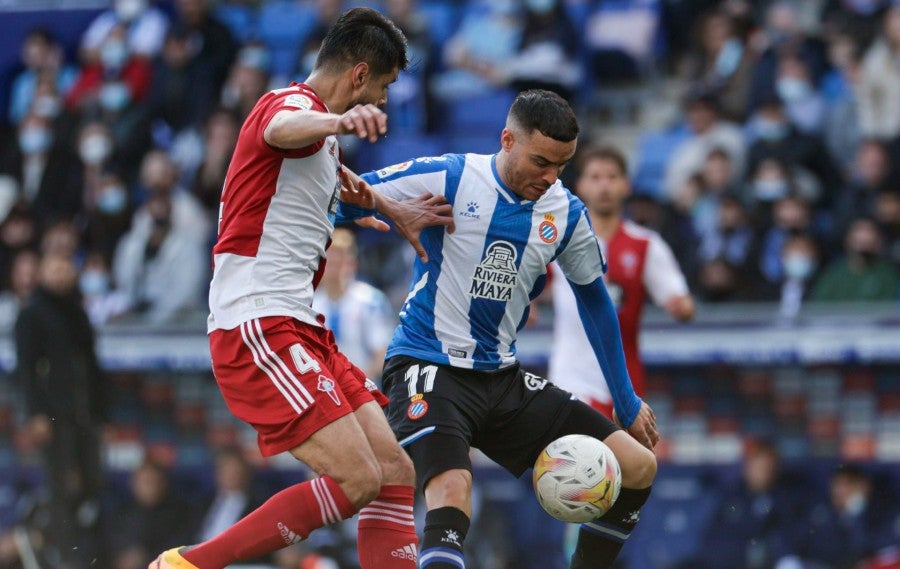 Néstor Araujo pelea el balón con Raúl de Tomás