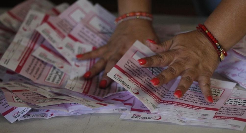 Funcionarios realizando el conteo de las boletas