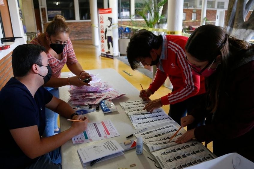 Funcionarios realizando el conteo de las boletas