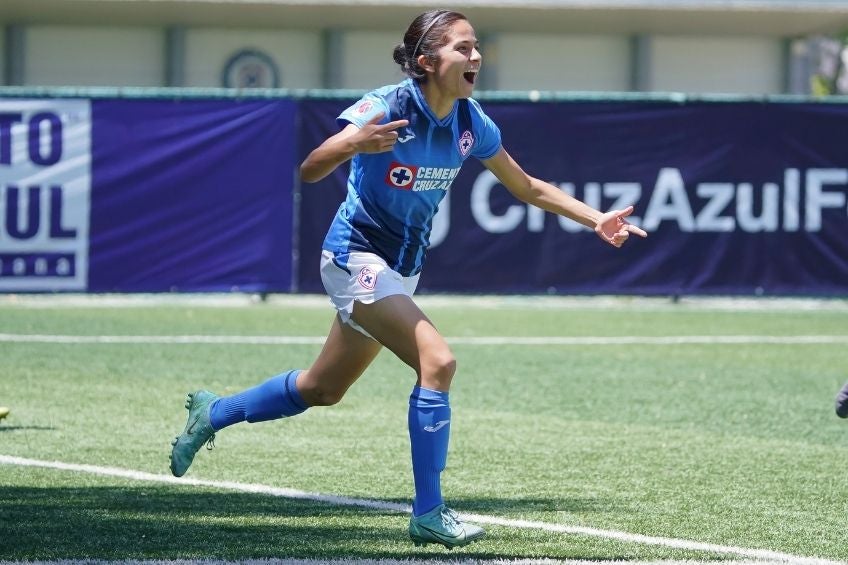 Dalia Molina festejando un gol