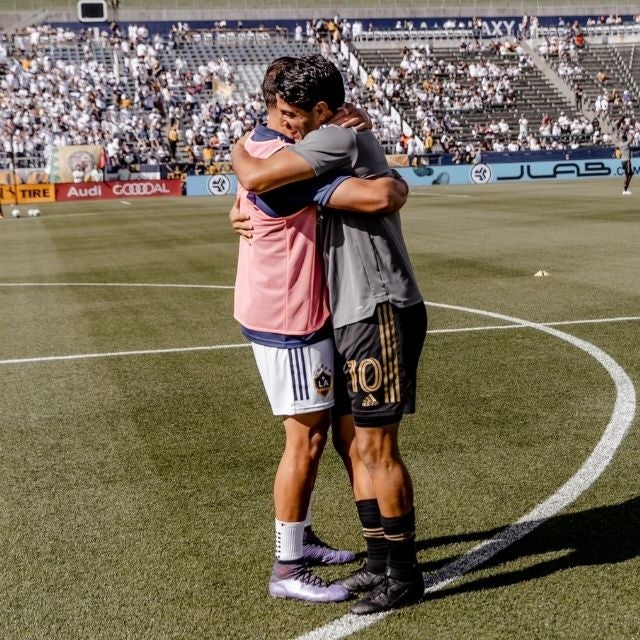 Chicharito y Vela se volvieron a enfrentar 