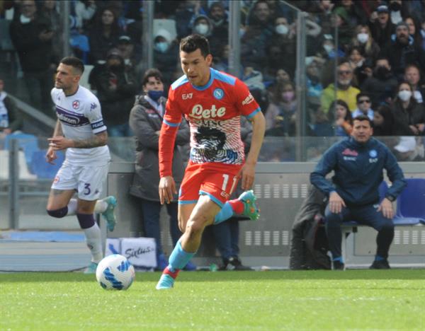 Hirving 'Chucky' Lozano en acción frente a la Fiorentina