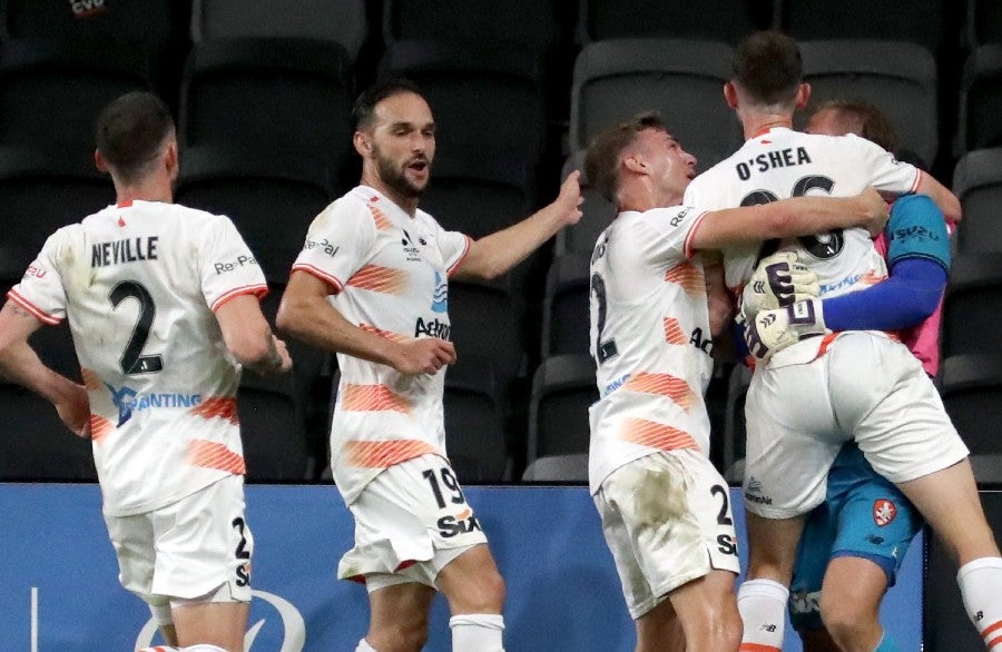 James O'Shea celebra gol con sus compañeros