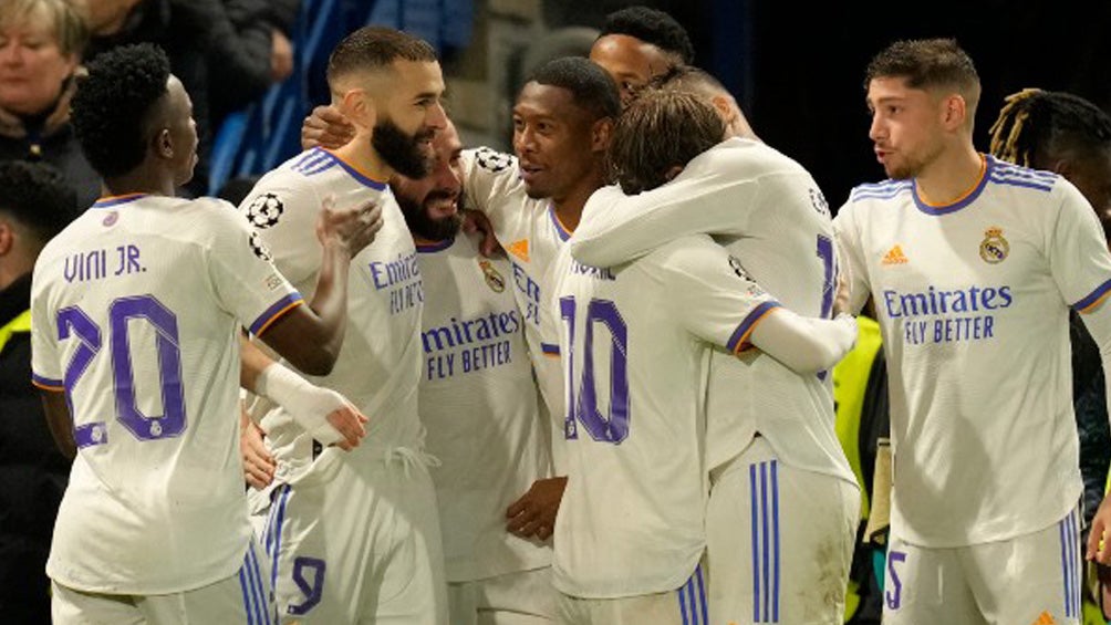 Karim Benzema celebra junto a sus compañeros del Real Madrid